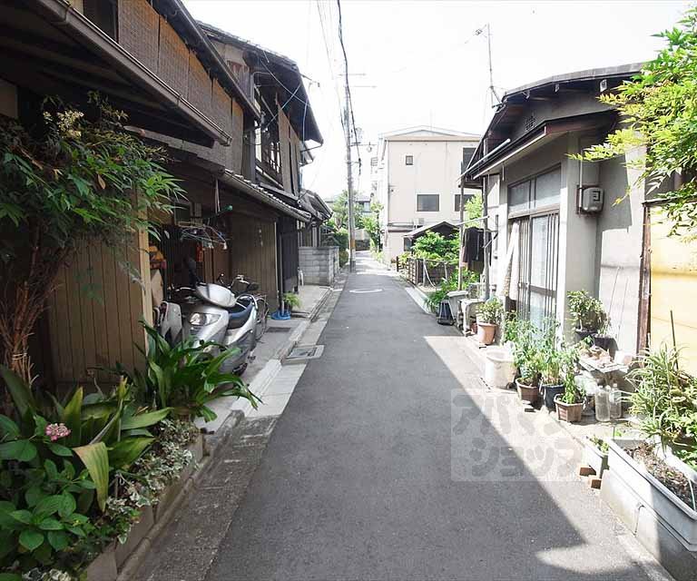 その他　前面道路です。