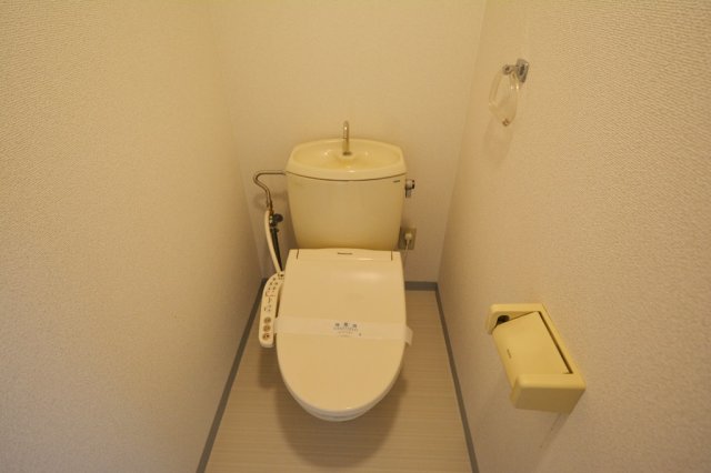 トイレ　温水洗浄便座付きのトイレです♪