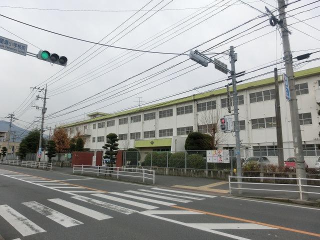 小学校　木屋瀬小学校（小学校）まで606m