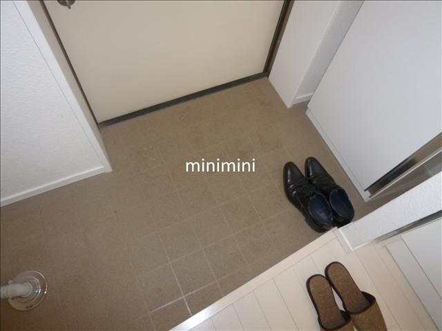 玄関　玄関横にシューズボックスございます。