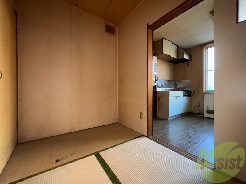 その他部屋・スペース　こちらが寝室です。窓が大きくて明るいですね。