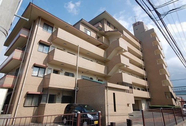 駐車場　建物外観