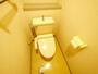 トイレ　落ち着いた色調のトイレです