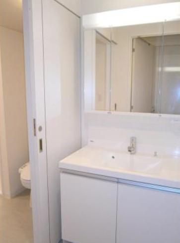 洗面設備　朝の身支度に便利な独立洗面台！