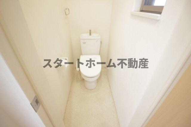 ＪＲ高徳線 徳島駅 バス乗車時間：26分 最寄りバス停で下車 徒歩5分 2階建 築15年のトイレ写真