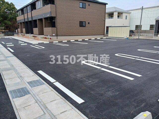 駐車場　駐車場があるので、車を買う予定の方も安心です
