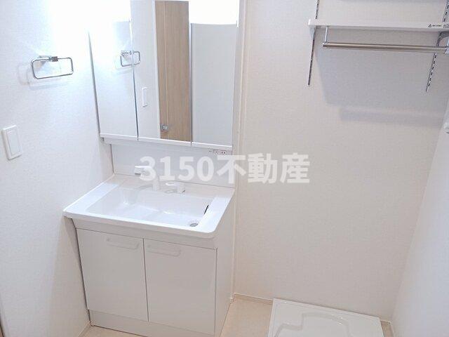 洗面設備　明るい洗面所です