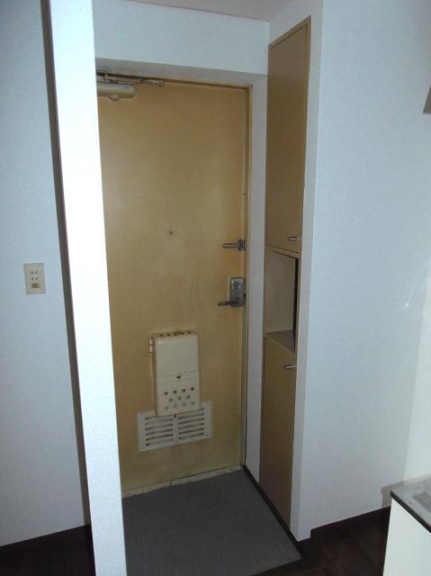 玄関　下駄箱付きでスッキリの玄関に。