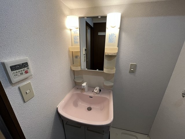 洗面設備　ゆったりとスペースのある洗面所