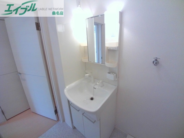 洗面設備　同建物別部屋反転写真です