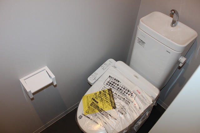 ＪＲ関西本線 加美駅 徒歩8分 3階建 築8年のトイレ写真