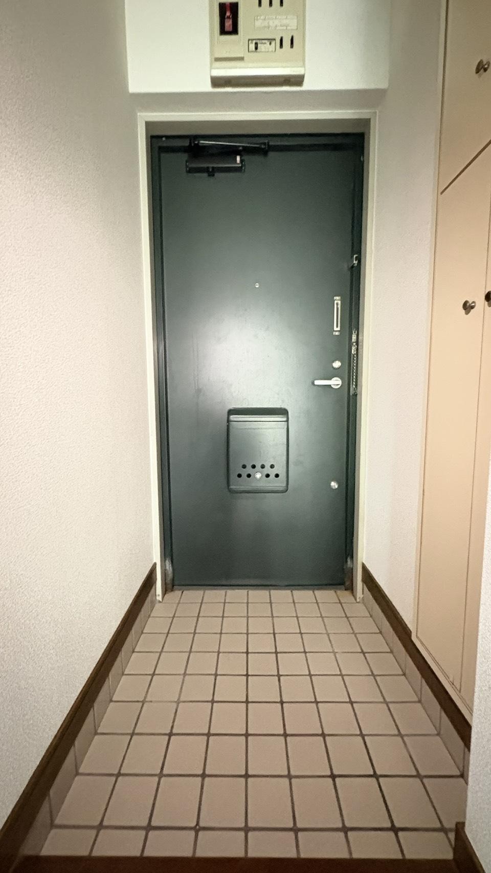 鹿児島市電唐湊線 神田駅 徒歩14分 3階建 築35年の玄関写真