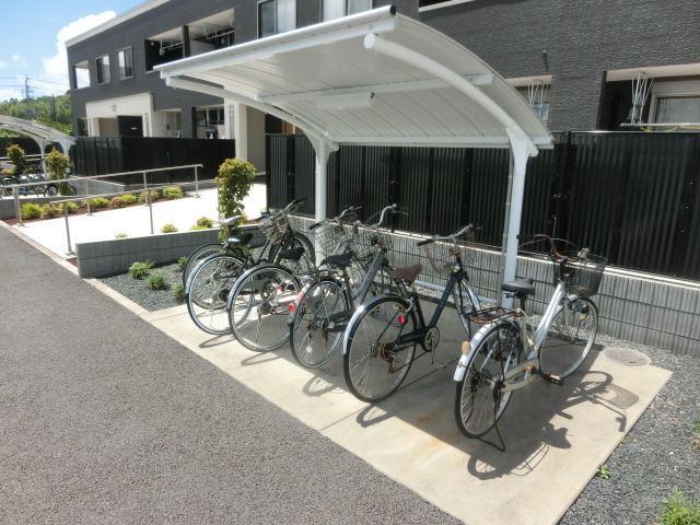 エントランス　屋根付き駐輪場