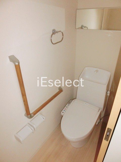トイレ　温水洗浄便座付きのトイレです