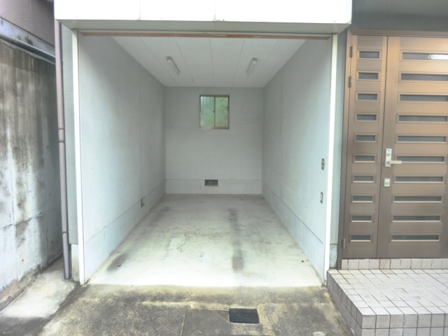 駐車場　広さも高さも十分なインナーガレージです♪