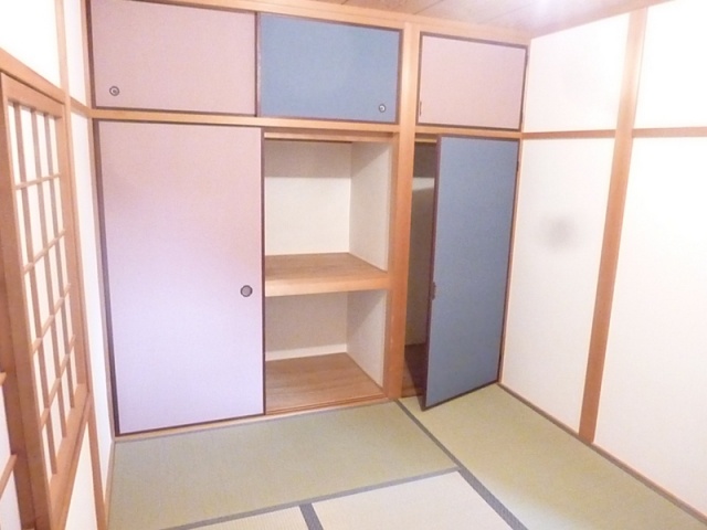 収納　押入れも十分です♪