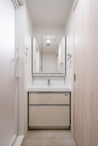 洗面設備　写真は同マンションの別のお部屋のものです