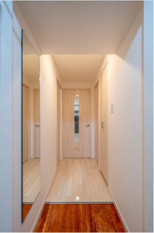 玄関　写真は同マンションの別のお部屋のものです