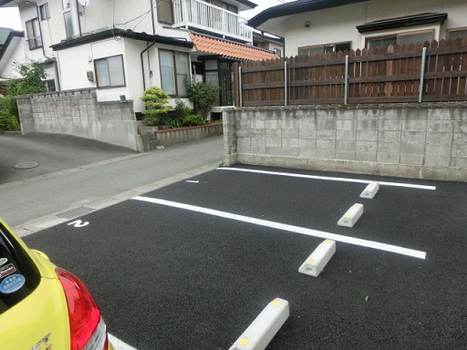 駐車場　舗装されたキレイな駐車場です。