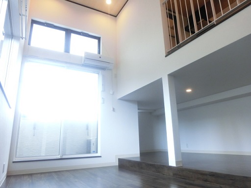 居室・リビング　大きな窓で採光できる明るいリビングです