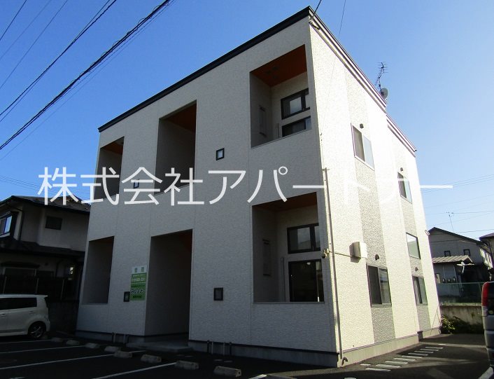 建物外観　白を基調としたスタイリッシュな外観です♪
