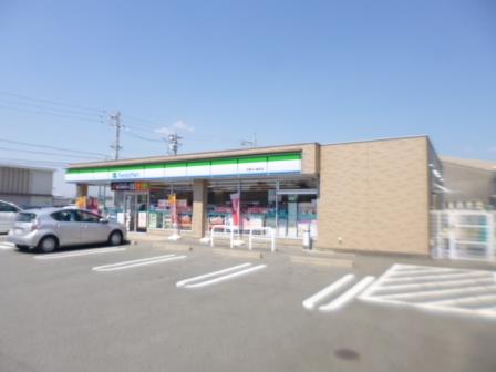 コンビニ　ファミリーマート伊勢竹ケ鼻町店（コンビニ）まで877m