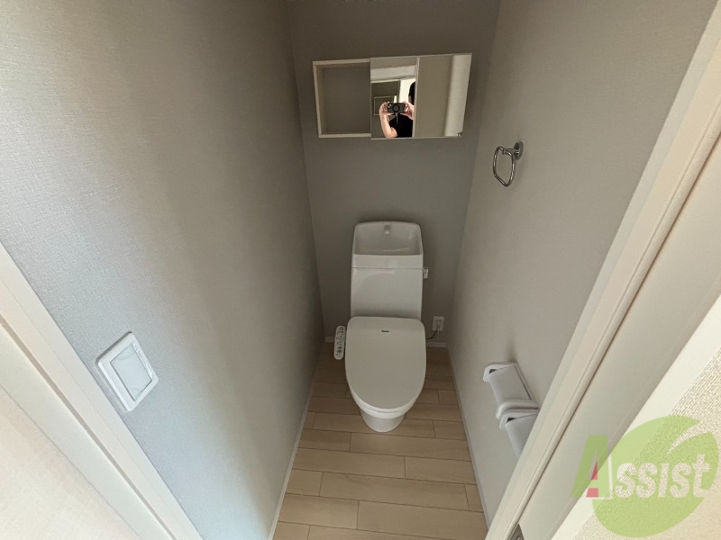 トイレ　温水洗浄便座のトイレで上部には鏡と収納がございます。