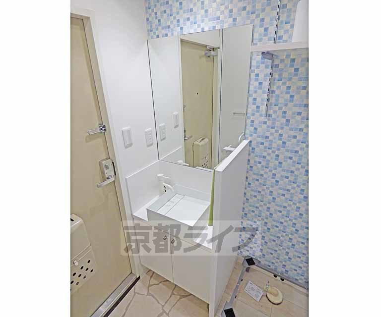 洗面設備　綺麗な洗面台です。