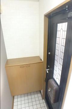 ＪＲ高徳線 徳島駅 バス乗車時間：9分 最寄りバス停で下車 徒歩8分 2階建 築30年の玄関写真