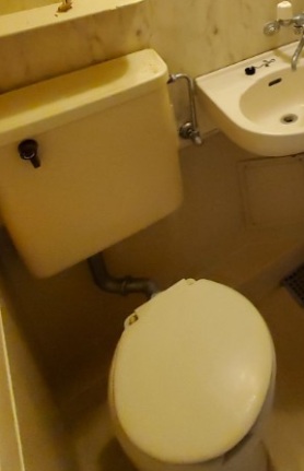 東急田園都市線 三軒茶屋駅 徒歩7分 4階建 築40年のトイレ写真
