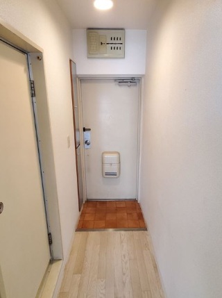 東急田園都市線 三軒茶屋駅 徒歩7分 4階建 築40年の玄関写真