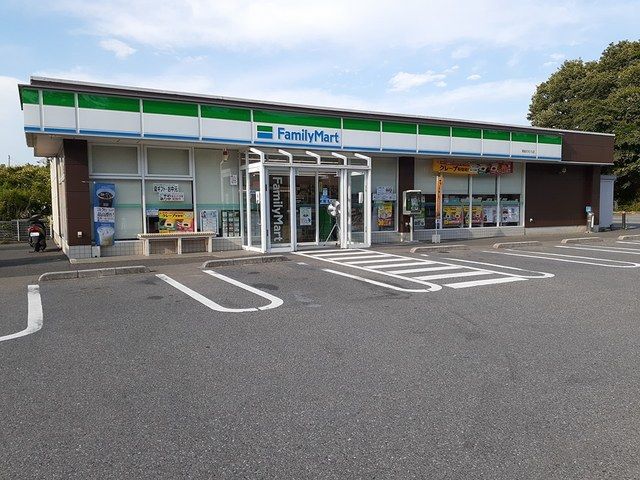 コンビニ　ファミリーマート房総のむら店（コンビニ）まで870m