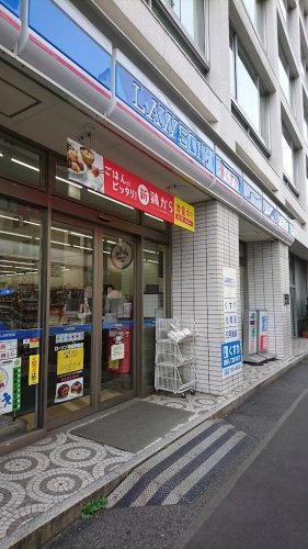 コンビニ　ローソン 湯島駅前店（コンビニ）まで394m