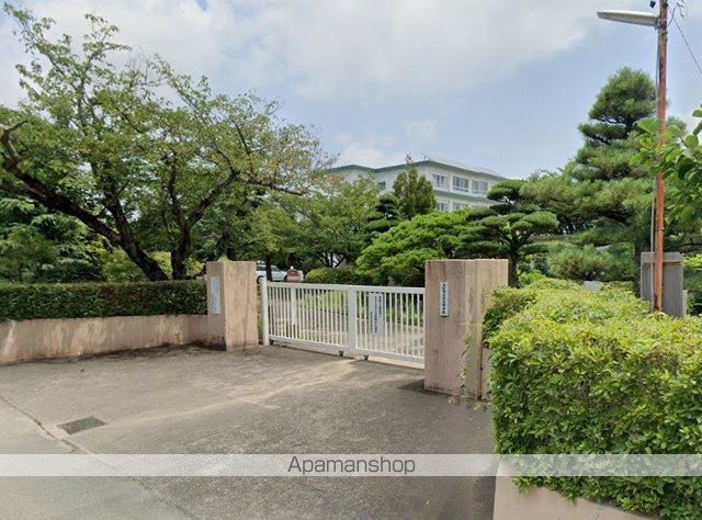中学校　与進中学校（中学校）まで735m