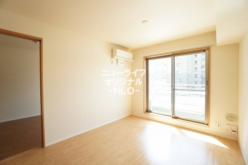 その他　リビング別アングル　明るい光が差し込む心地良い住空間です☆