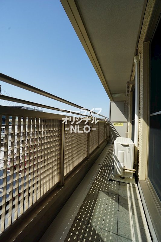 バルコニー　日当たり良好、居室2部屋にまたがる広いバルコニー☆