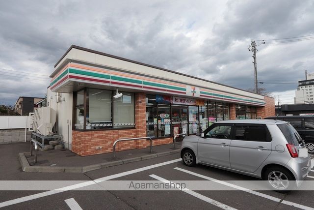 コンビニ　セブンイレブン（コンビニ）まで367m
