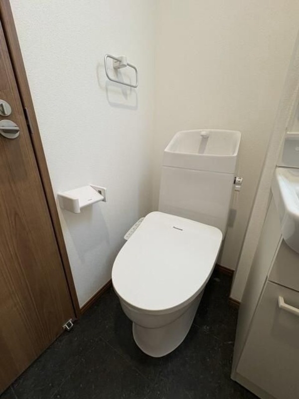 京急大師線 大師橋駅 徒歩11分 3階建 築1年のトイレ写真