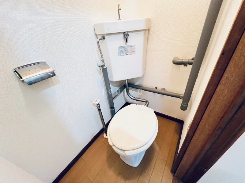 トイレ　嬉しい温水洗浄便座付きのトイレです。