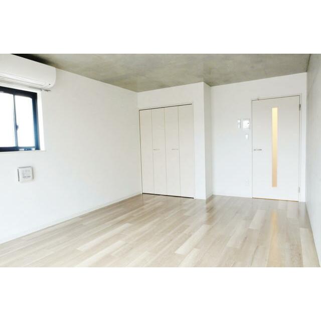 その他部屋・スペース　コンクリート打ち放しの壁が印象的。