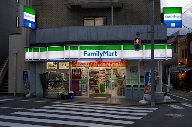 コンビニ　ファミリーマート　三軒茶屋１丁目店（コンビニ）まで77m