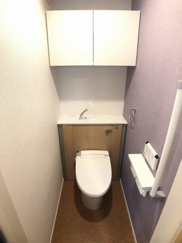 トイレ　落ち着いた色調のトイレです