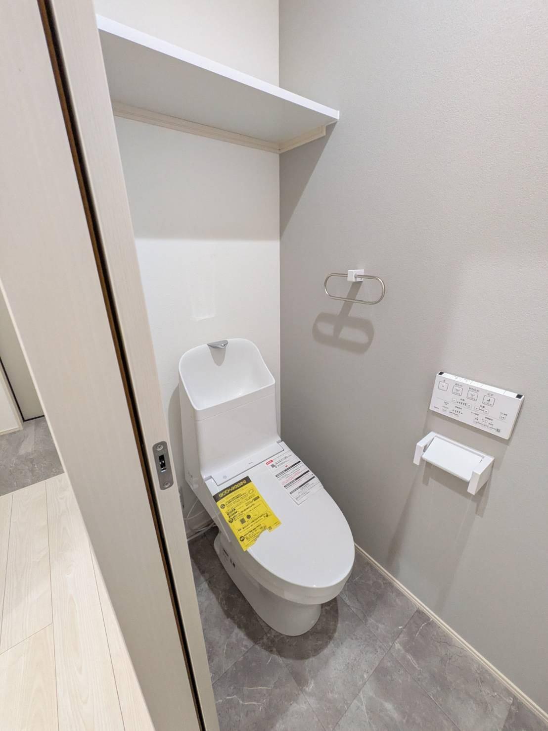 トイレ　トイレ上にも収納