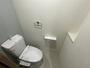トイレ　便利な棚付きのトイレです