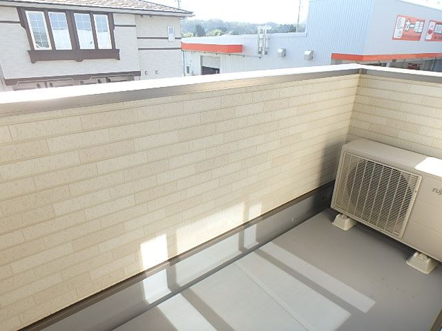 バルコニー　２階のお部屋で洗濯物もたくさん干せます。