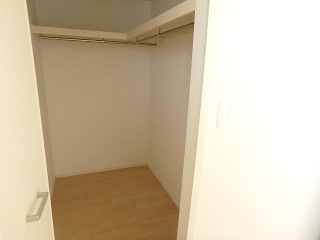 収納　ご家族分のお荷物も収納できるウォークインクローゼット。