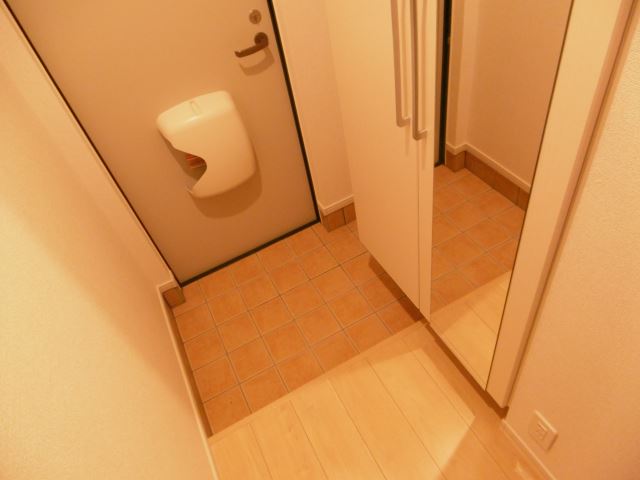 玄関　下駄箱、鏡付きです。お出掛け前に身だしなみチェック。