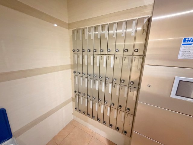 ロビー　ロビーにある各部屋毎のメールボックス。 ロビーにある各部屋毎