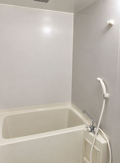 バス・シャワールーム　コンパクトで使いやすいお風呂です