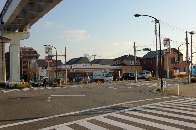 コンビニ　セブンイレブン日野甲州街道駅前店（コンビニ）まで230m